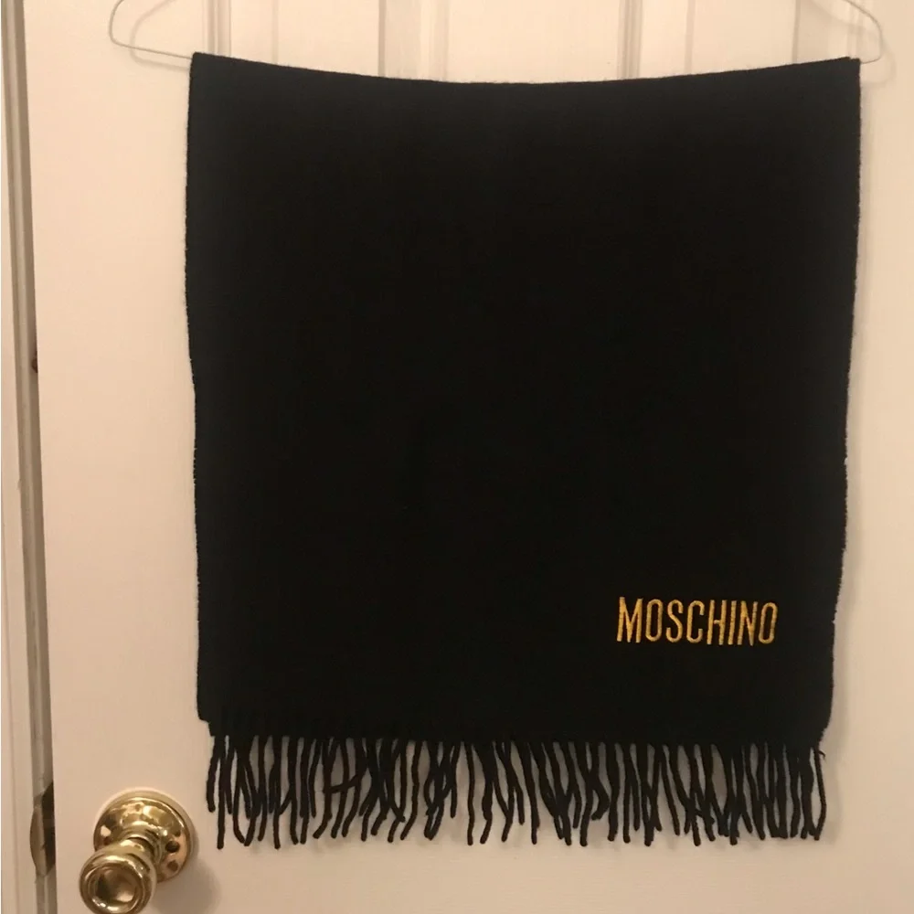 Moschino pashmina scarf 🧣 100% 🐑 pure lamb’s wool